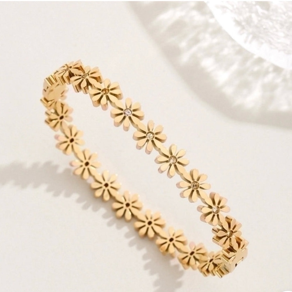 › Classic Style Solid Color Titanium Steel
Plating Gold Plated Bangle